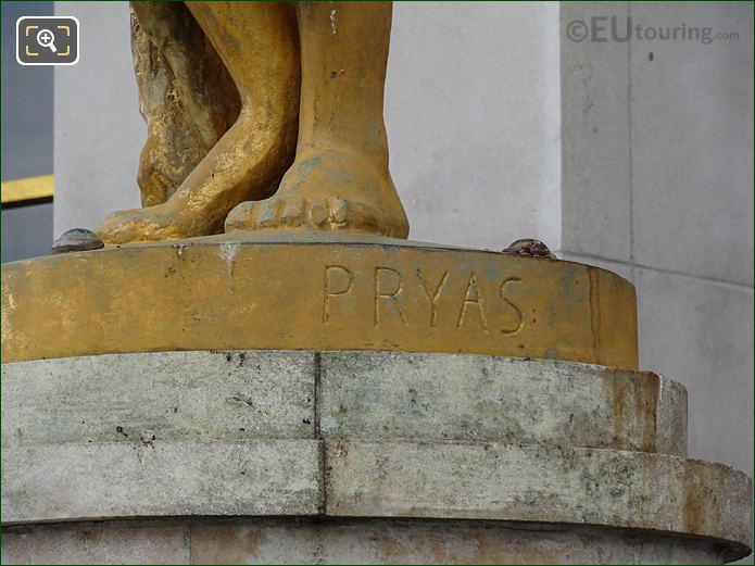 Pryas name inscription Le Matin statue
