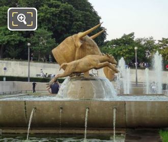 Taureau et Daim statue group in water fountain