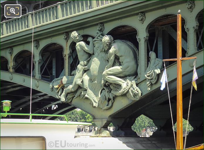 Pont de Bir-Hakeim Boatmen statue group