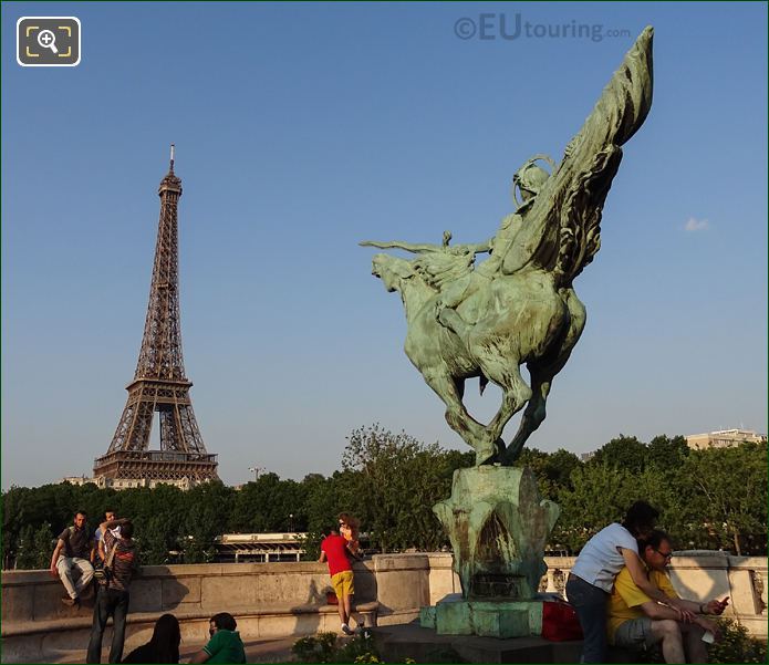 Monument de la France Renaissante with the Eiffel Tower