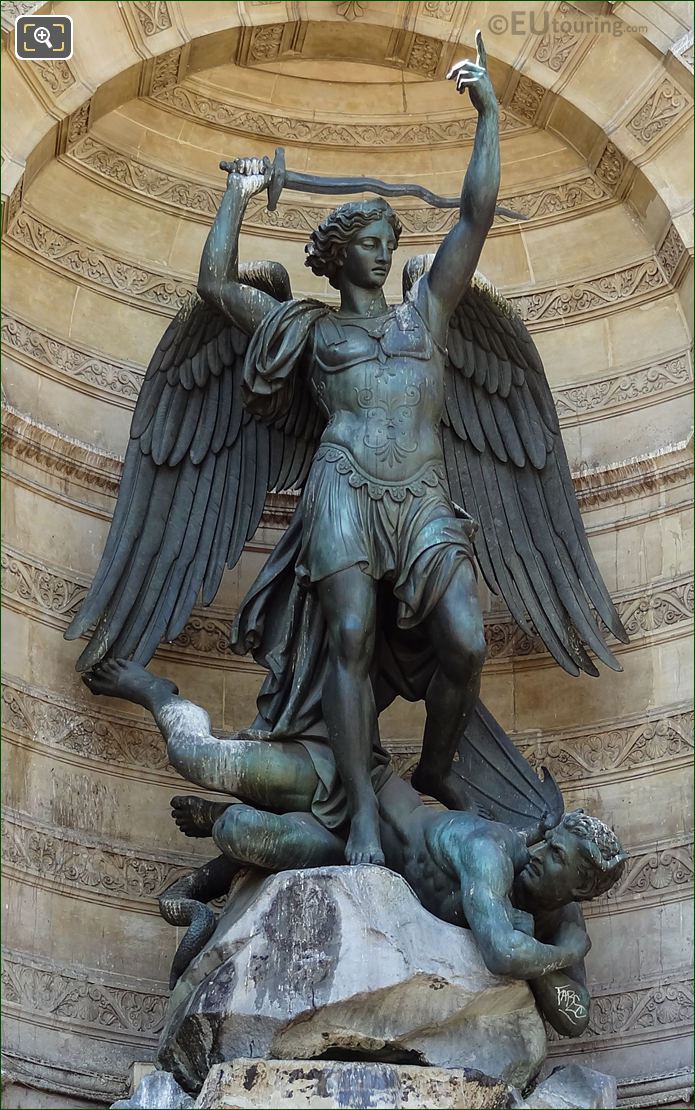 Saint Michel terrassant le Demon statue