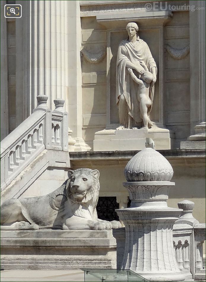 Palais de Justice statues in Paris