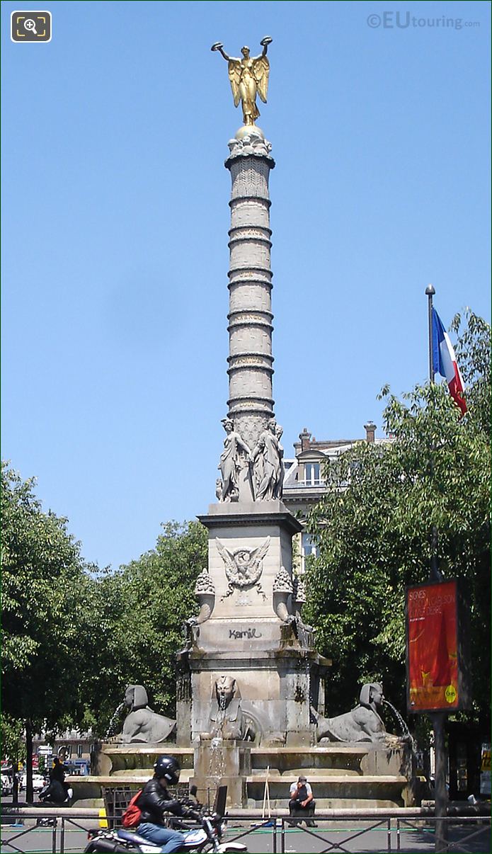 Fontaine du Palmier with its golden Victoire statue