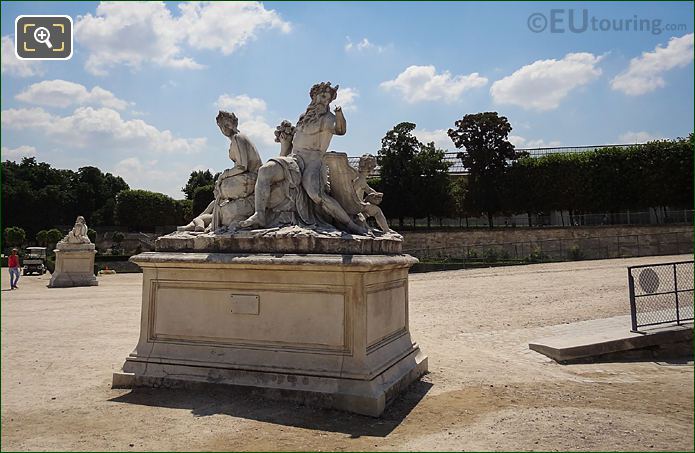 La Loire et le Loiret statue on pedestal