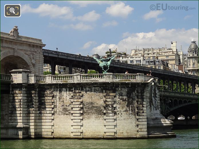 Pont de Bir-Hakeim with Monument de la France Renaissante sculpture