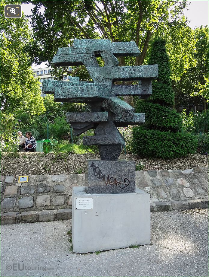 Le Grand Signe sculpture in Paris