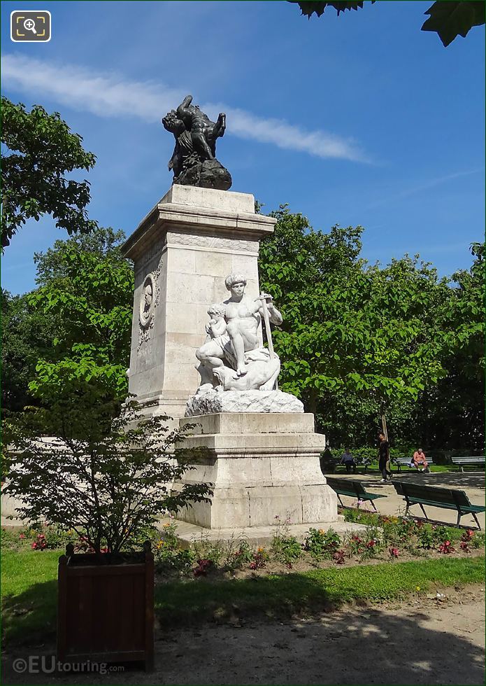 Combat du Centaure et du Lapithe statue on Barye monument