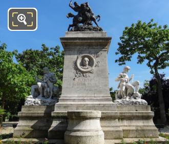 Combat du Centaure et du Lapithe statue in Square Barye