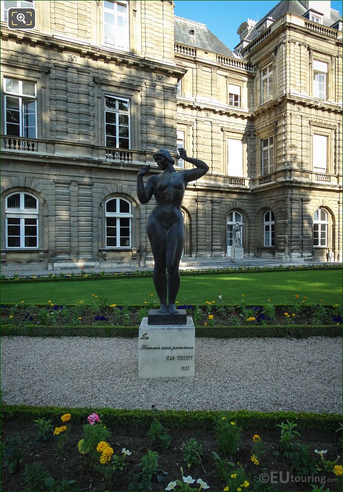 La Femme aux Pommes statue with Palais du Luxembourg