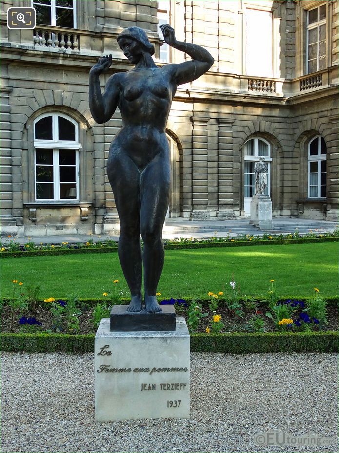 La Femme aux Pommes statue by J Terzieff