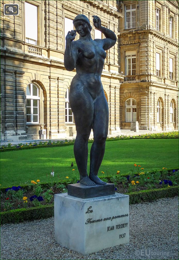 Bronze statue called La Femme aux Pommes