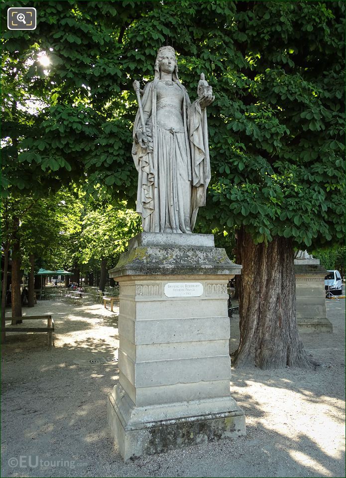 1848 statue depicting Bertrade de Laon by E Oudine
