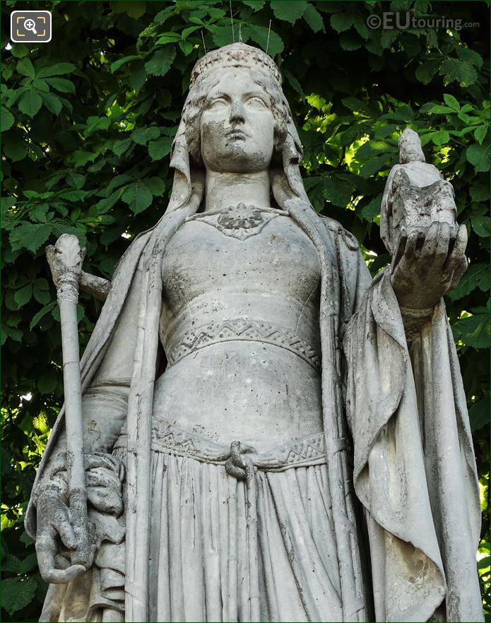 Queen of France statue Berthe close up view