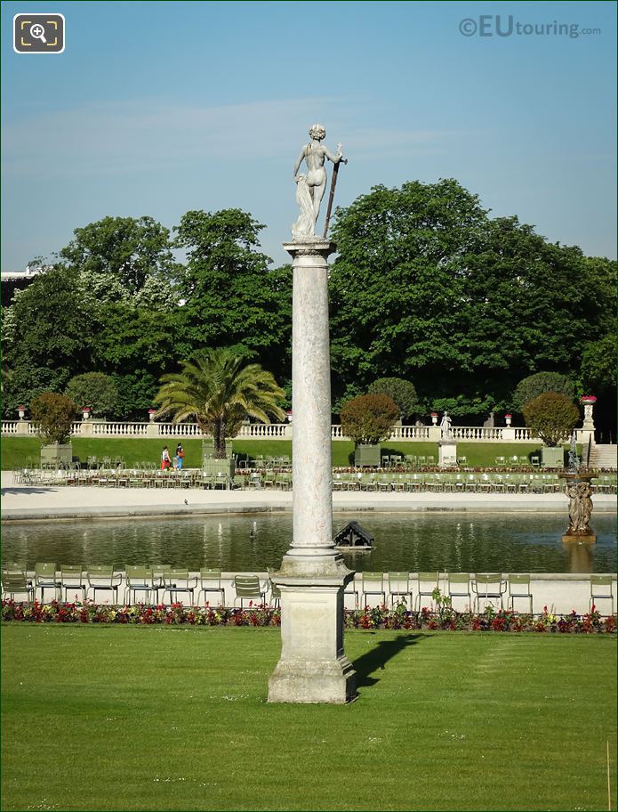 David vainqueur de Goliath statue on column