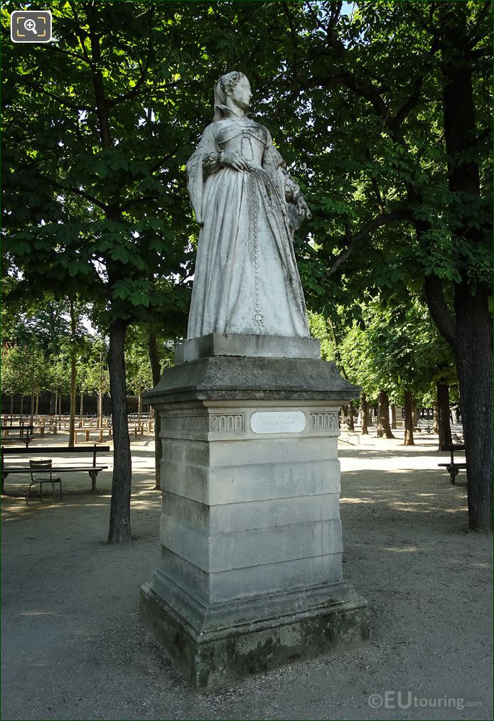 Jean d'Albret statue on stone base