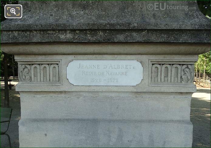 Year and name inscriptions on Jean d'Albret statue