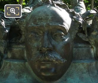 Alexandre Dumas mask on Le Marchand de Masques statue