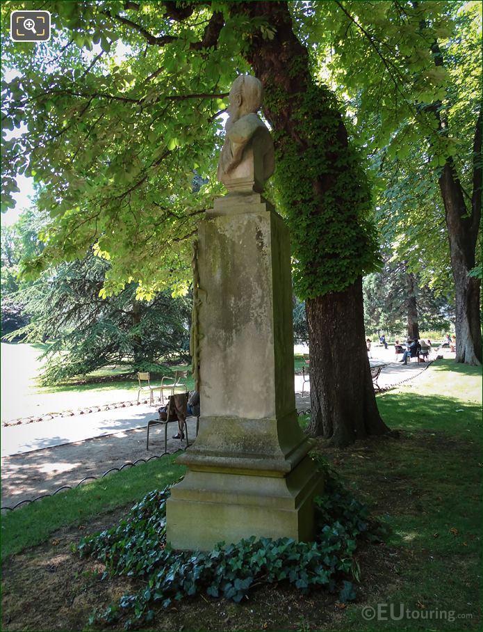 Side view of Louis Ratisbonne monument