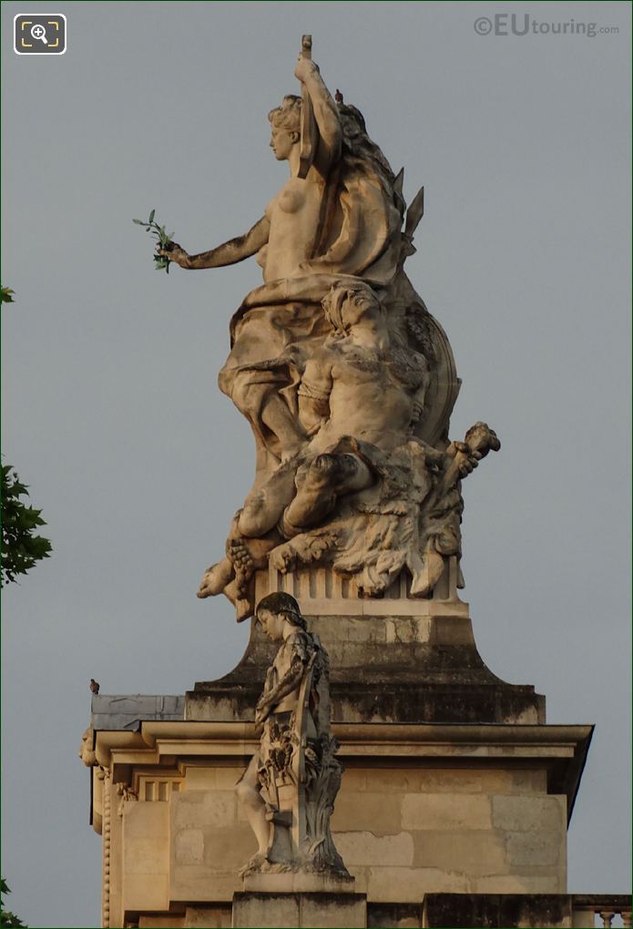 LHS La Paix statue on Grand Palais