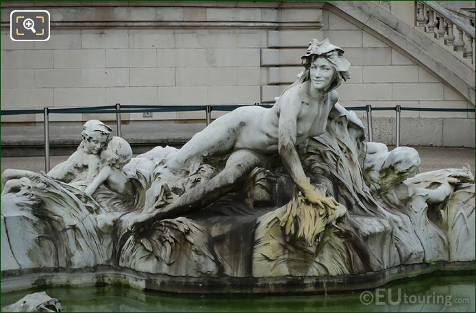 Central statue group Fontaine Miroir d'eau
