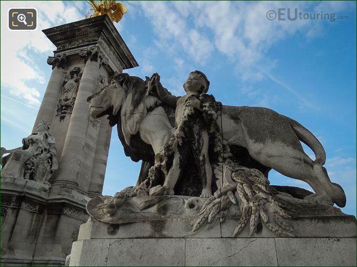 Lion a l'Enfant statue Pont Alexandre III