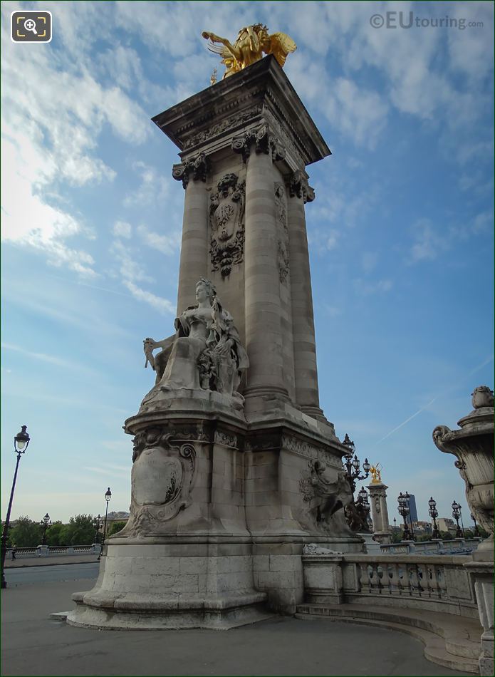 Pont Alexandre III La France Contemporaine statue