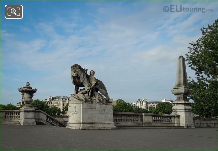 Lion a l'Enfant statue Pont Alexandre III NW corner