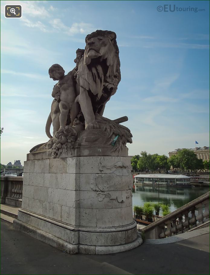Lion a l'Enfant statue front view