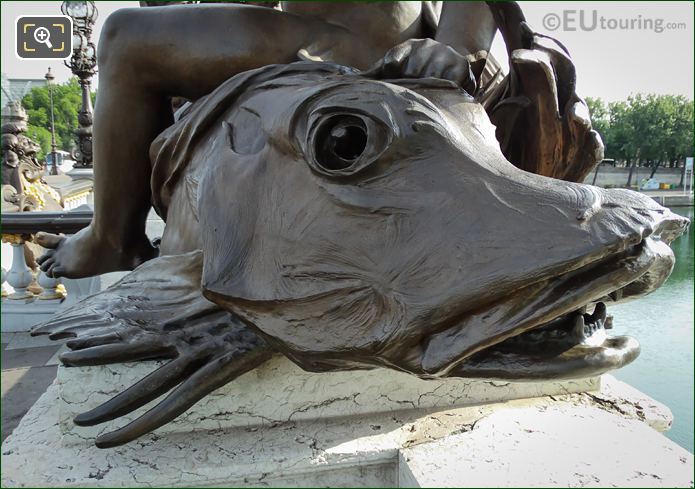 Fish head on Enfant au Poisson statue