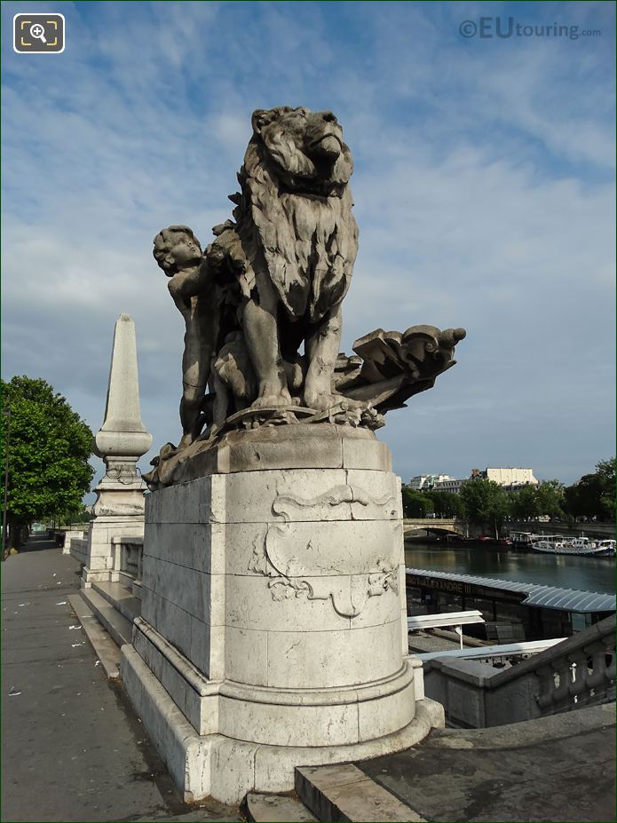Lion Conduit Par un Enfant statue Pont Alexandre III SW