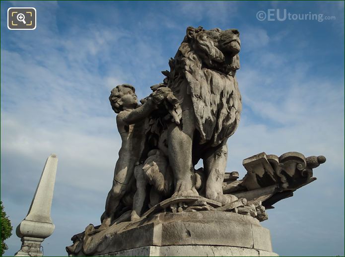 Pont Alexandre III Lion Conduit Par un Enfant statue