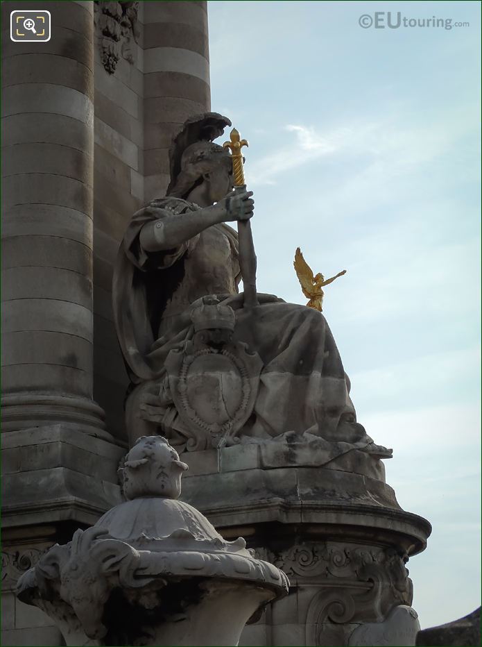 La France de Louis XIV statue west side