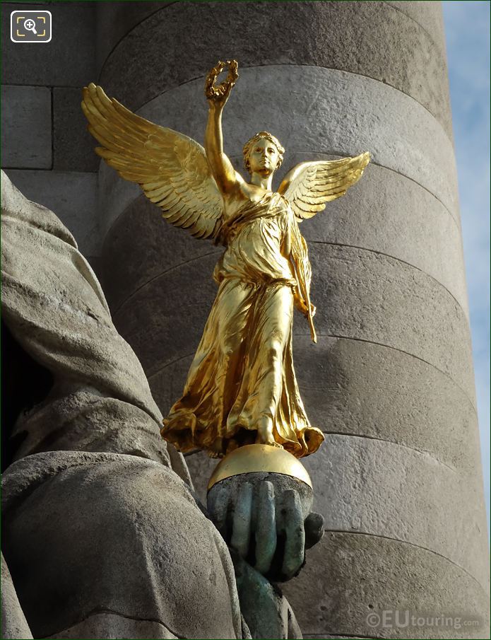 Gilded statue on France de Louis XIV sculpture