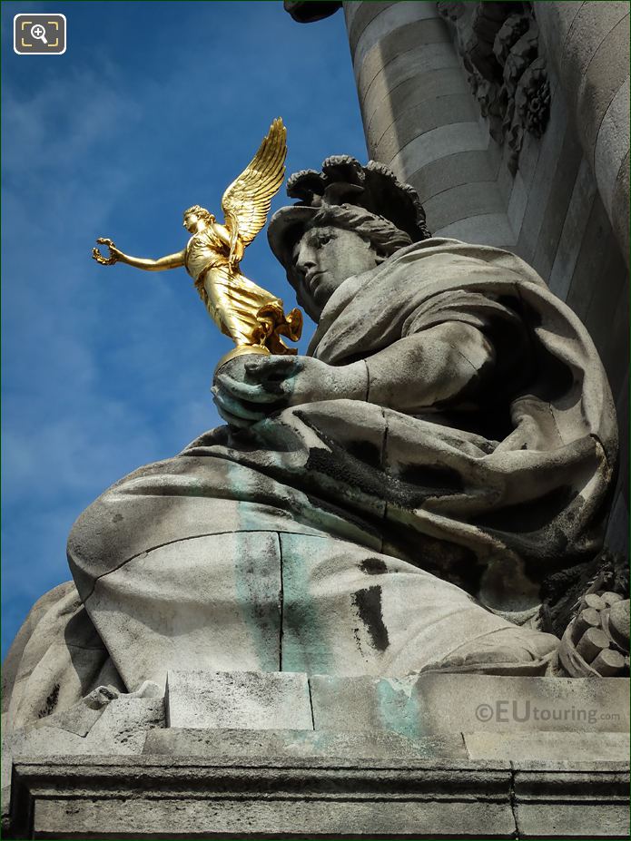 La France de Louis XIV statue east side