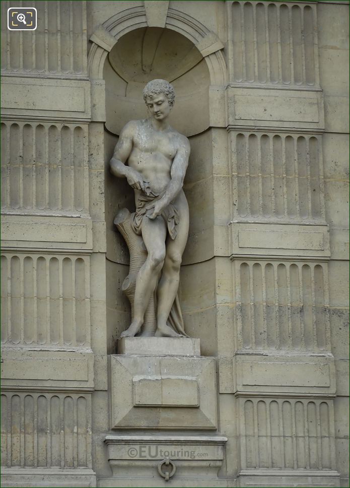 Le Lutteur statue at Aile de Flore