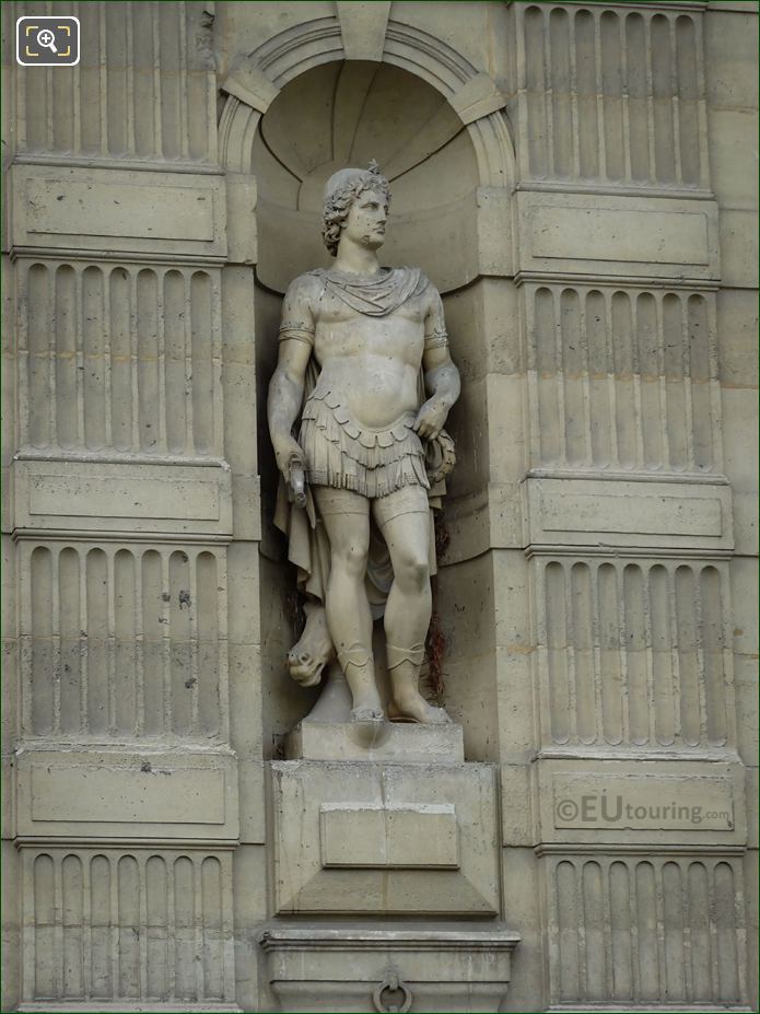 Castor statue on Aile de Flore