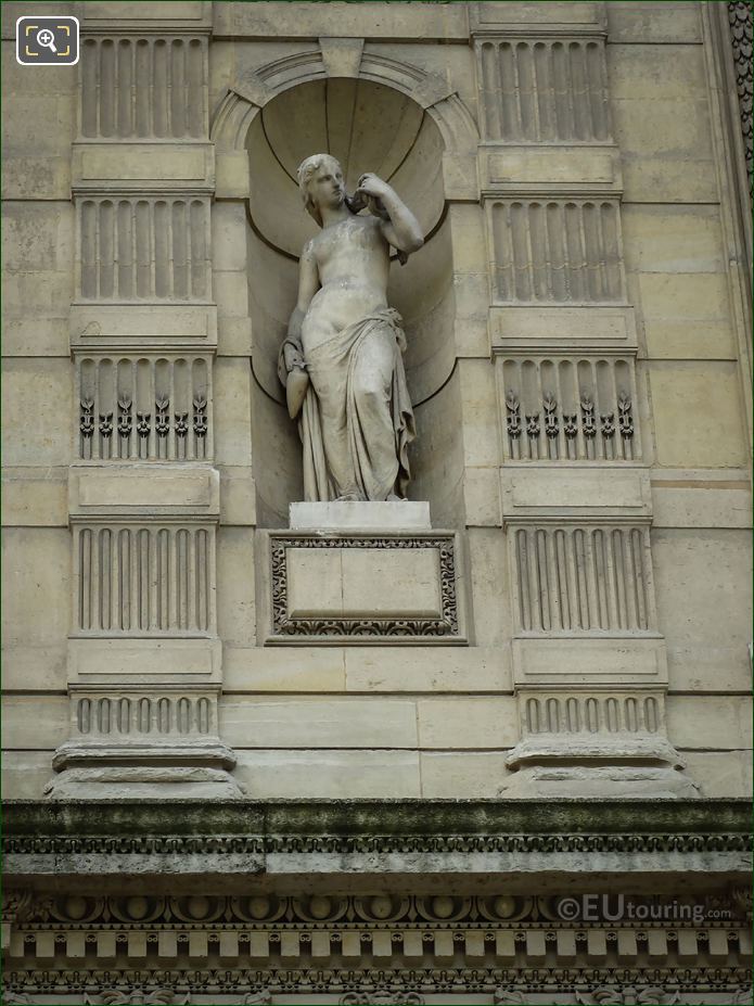 Baigneuse statue at Aile de Flore