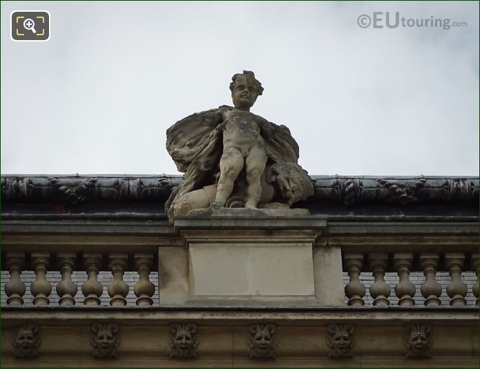 Vigilance statue on Pavillon des Etats in Paris