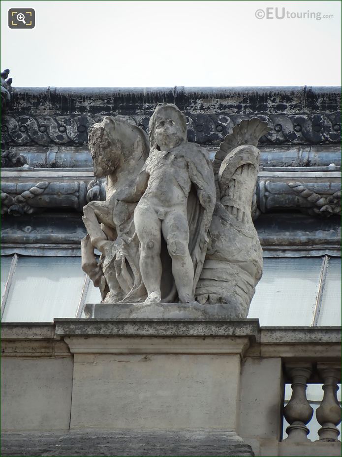 Les Combats statue on Pavillon Lesdiguieres