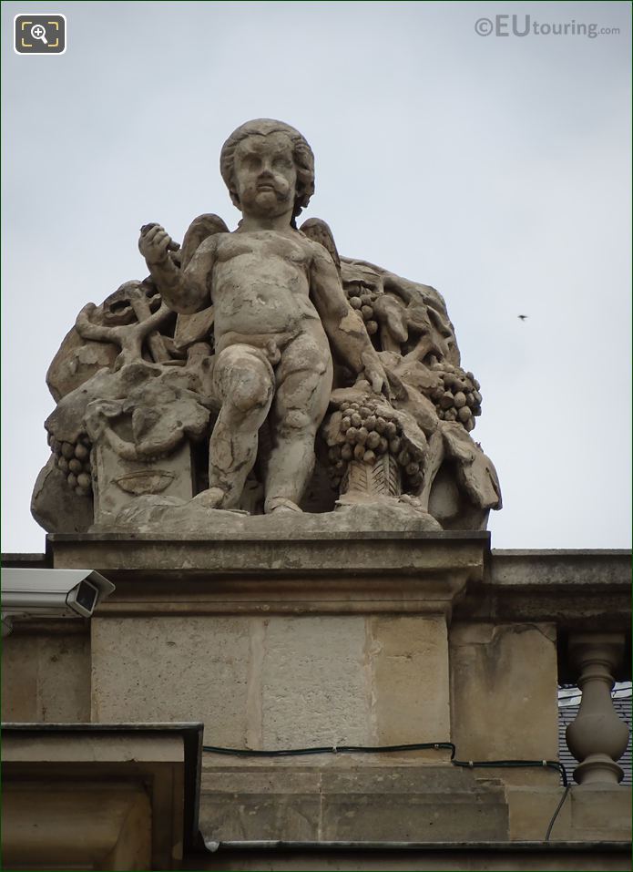 La Vendange statue on Rotonde de Beauvais