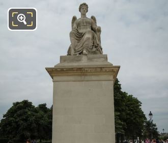 l'Histoire statue in Place du Carrousel