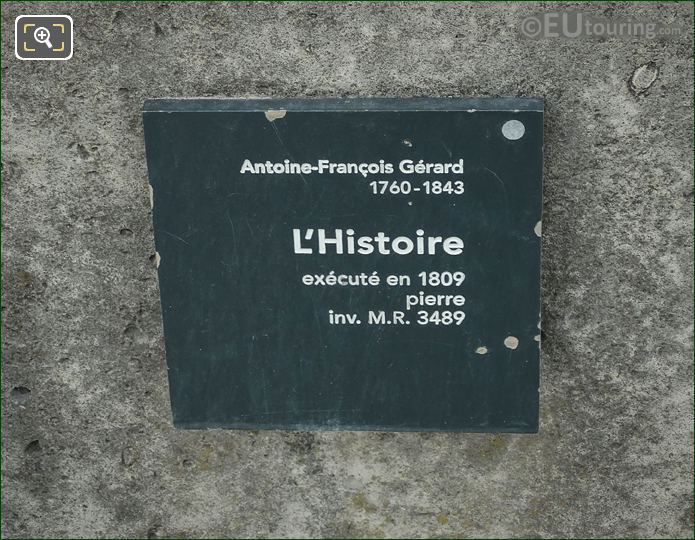 Information plaque on l'Histoire statue
