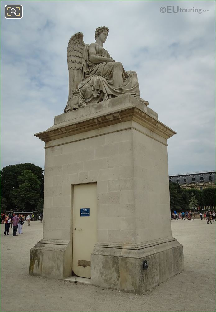 The History statue at Place du Carrousel