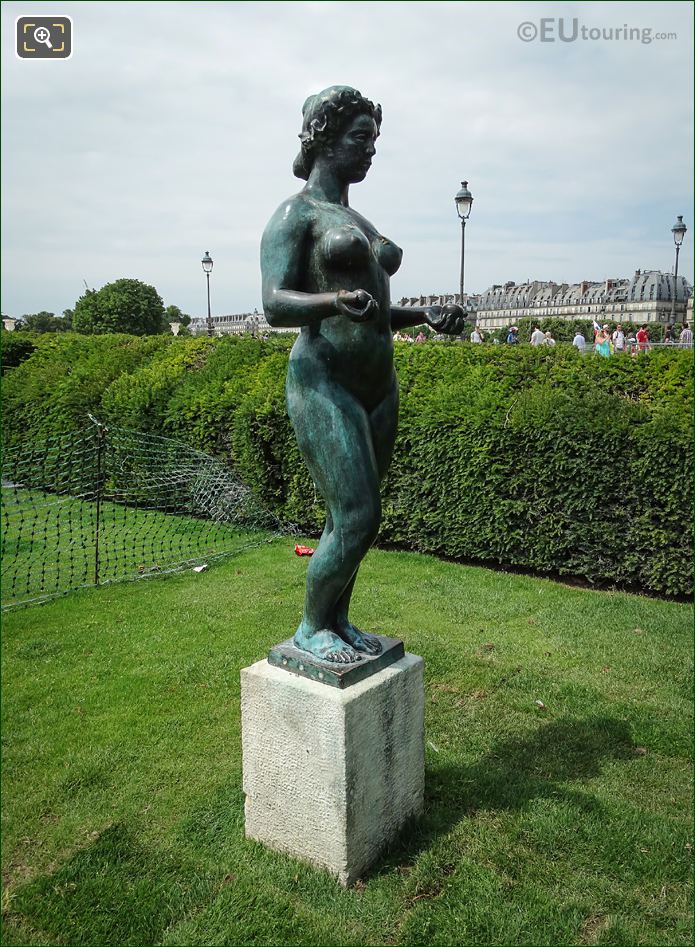 Statue of Pomone in Jardin du Tuileries