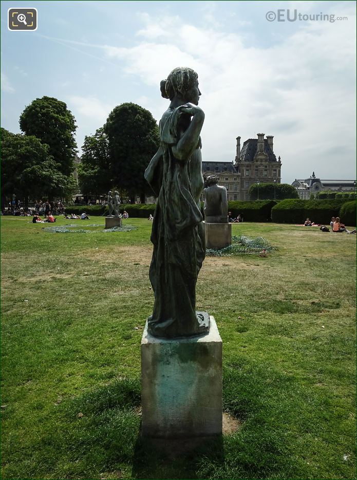 Jardin des Tuileries statue La Baigneuse Drapee