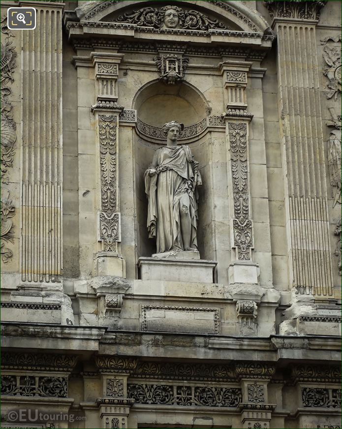 Le Commerce statue on Grande Galerie Orientale