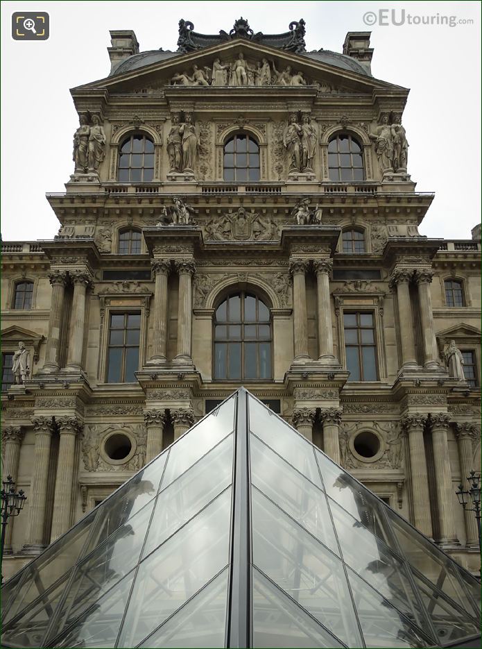 Pavillon Denon Napoleon III Entoure de la paix et des arts
