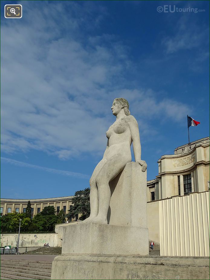 La Femme statue with Palais de Chaillot