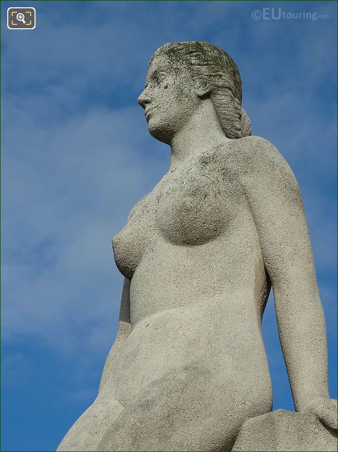 La Femme statue Jardins du Trocadero
