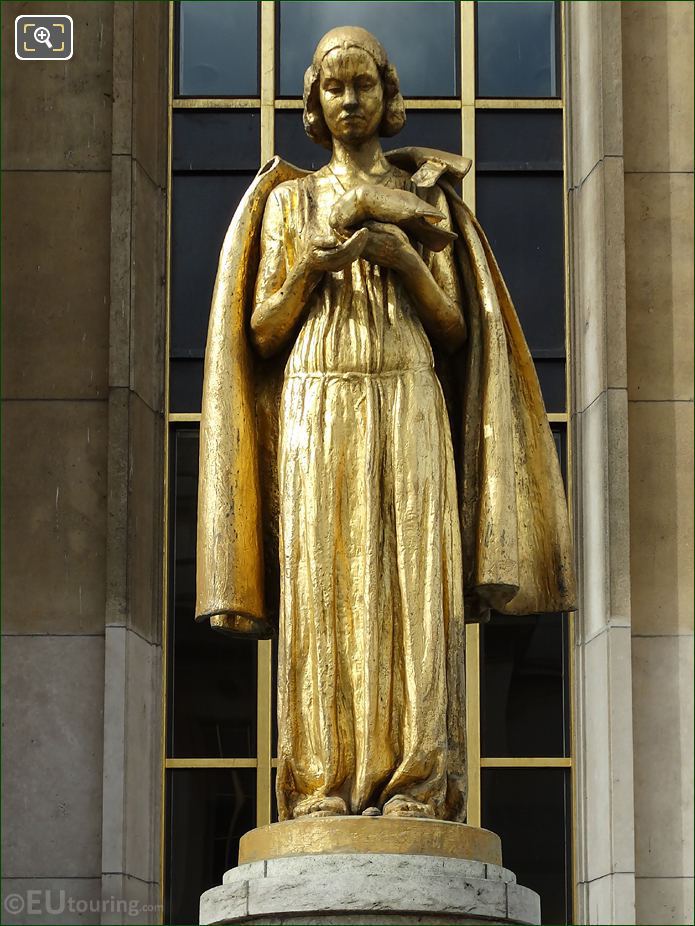 Golden Les Oiseaux statue at Palais Chaillot